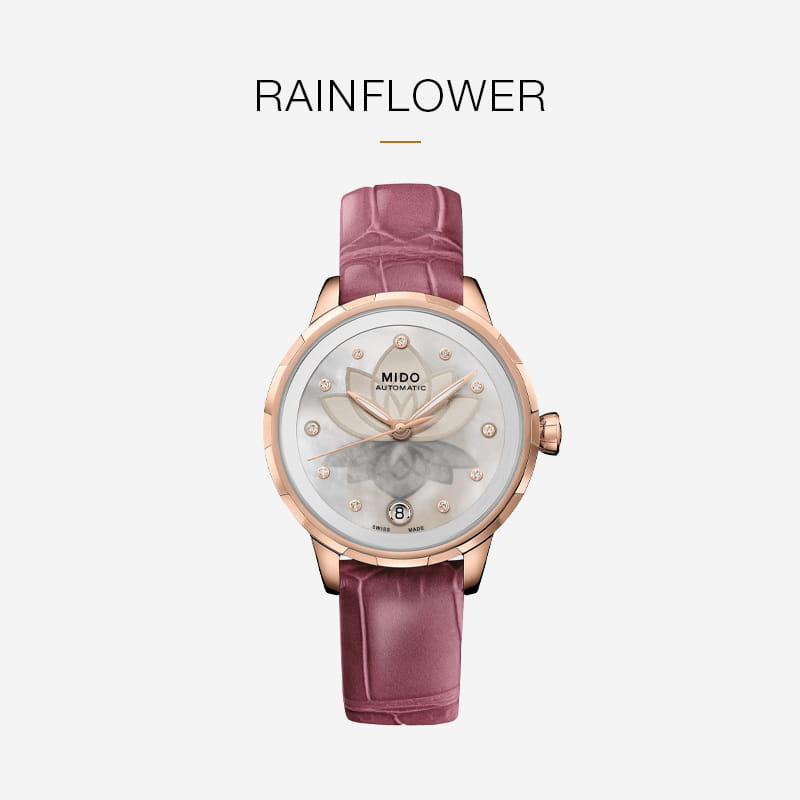 Eine roségoldene Mido Rainflower-Uhr mit Perlmuttzifferblatt, Diamantindexen und lila Lederarmband auf hellem Hintergrund mit der Aufschrift Mido RAINFLOWER" darüber.