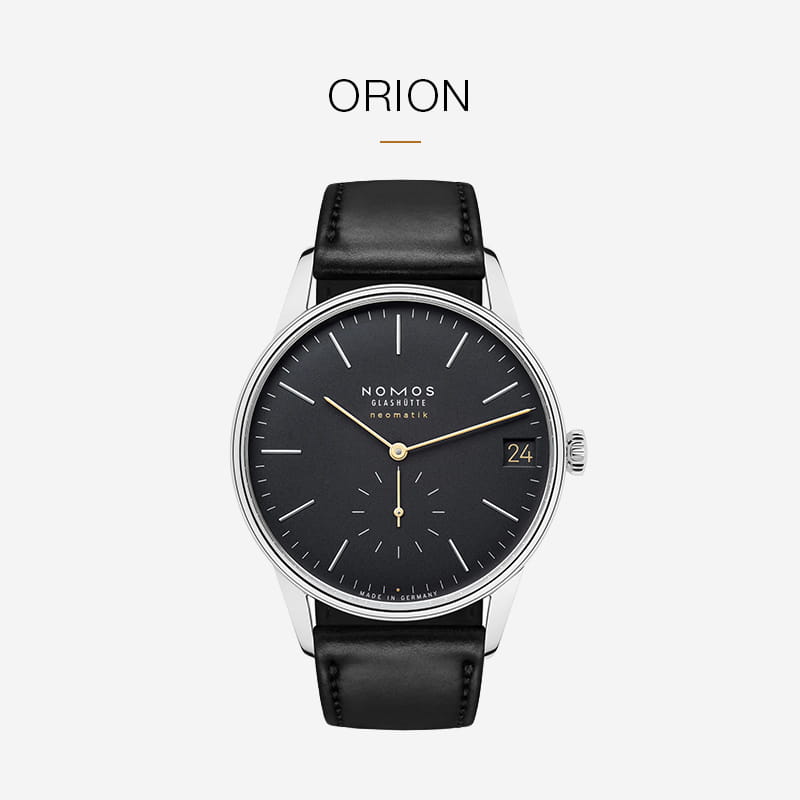 Eine minimalistische schwarze Uhr mit rundem Zifferblatt, silbernem Gehäuse, schwarzem Lederband und goldenen Akzenten. Die NOMOS Glashütte Orion verfügt über ein Datumsfenster und schmale Indexe, die ihr einen eleganten Touch verleihen.