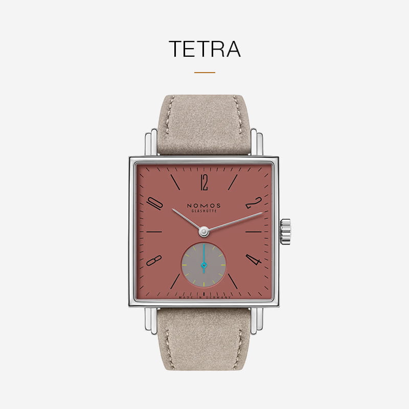 Die quadratische NOMOS Glashütte Tetra mit ihrem gedeckten roten Zifferblatt, den minimalistischen Indexen, der kleinen Sekunde und dem beigen Wildlederarmband präsentiert sich elegant auf weißem Grund.