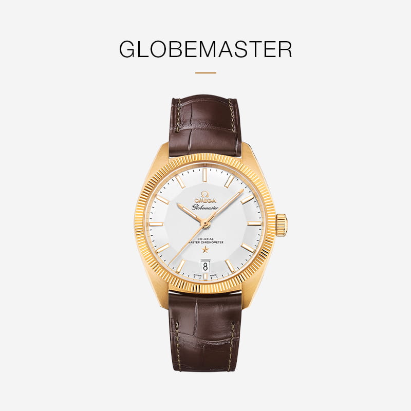 Eine goldene Omega Globemaster-Armbanduhr aus der OMEGA Constellation-Kollektion verfügt über ein weißes Zifferblatt, goldene Indexe und ein braunes Lederarmband vor einem schlichten weißen Hintergrund mit dem Schriftzug GLOBEMASTER" über der Uhr.
