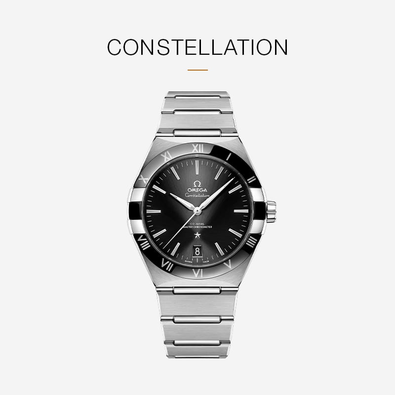 Eine silberne OMEGA Constellation Armbanduhr mit schwarzem Zifferblatt, römischen Ziffern und einem Metallarmband ist auf einem schlichten weißen Hintergrund zentriert. Das Wort "CONSTELLATION" ist über der OMEGA-Uhr geschrieben.