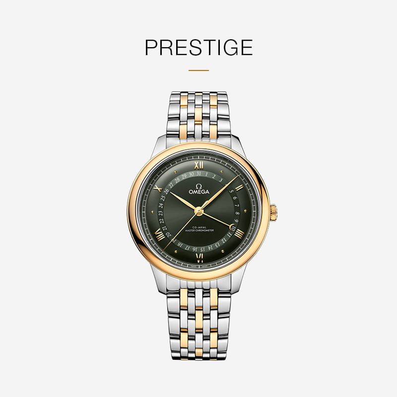 Eine luxuriöse OMEGA DeVille Prestige Armbanduhr mit einem zweifarbigen silbernen und goldenen Metallband, einem dunkelgrünen Zifferblatt, goldenen römischen Ziffern und "PRESTIGE" darüber auf einem hellen Hintergrund.