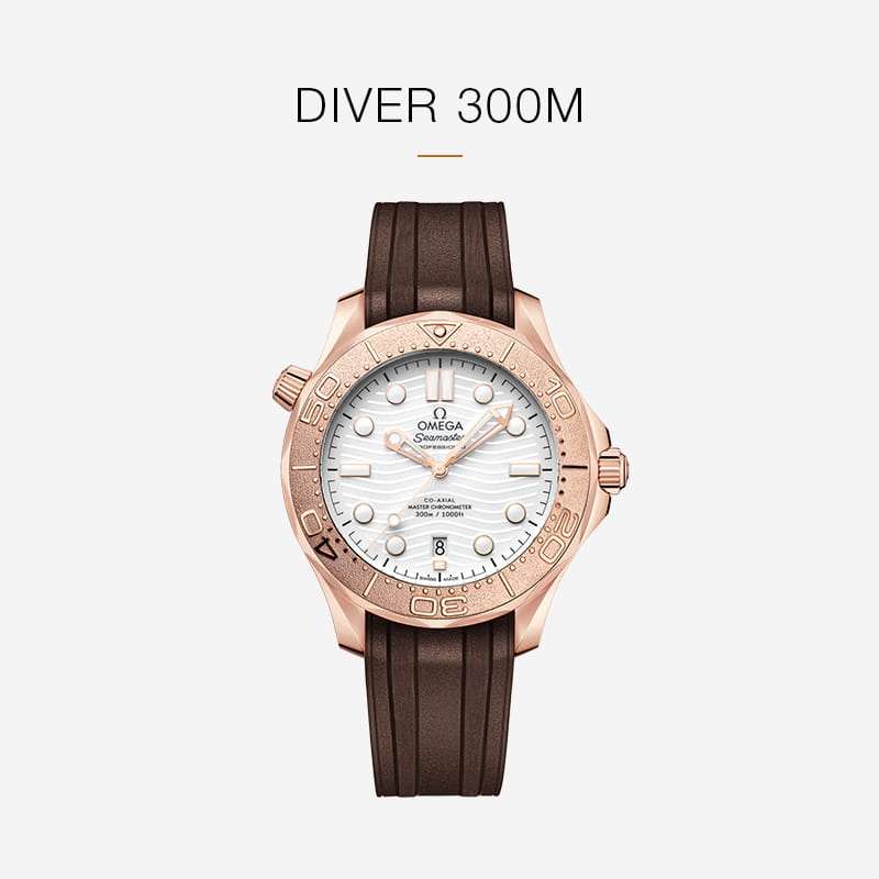 OMEGA Seamaster Diver 300M Uhr mit roségoldenem Gehäuse, weißem Zifferblatt, Datumsanzeige und braunem Kautschukarmband, abgebildet auf weißem Hintergrund mit dem Text "DIVER 300M" darüber.
