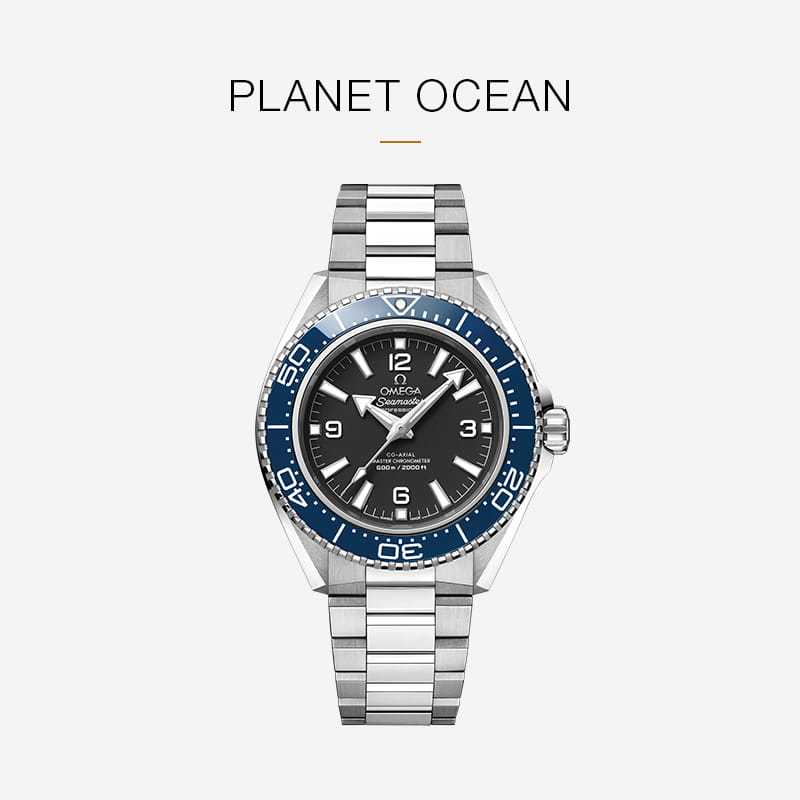 Eine OMEGA Seamaster Planet Ocean Armbanduhr aus Edelstahl mit blauer Lünette, schwarzem Zifferblatt und silbernem Metallarmband ist auf einem schlichten weißen Hintergrund zentriert. Die Worte "PLANET OCEAN" erscheinen über der Uhr.