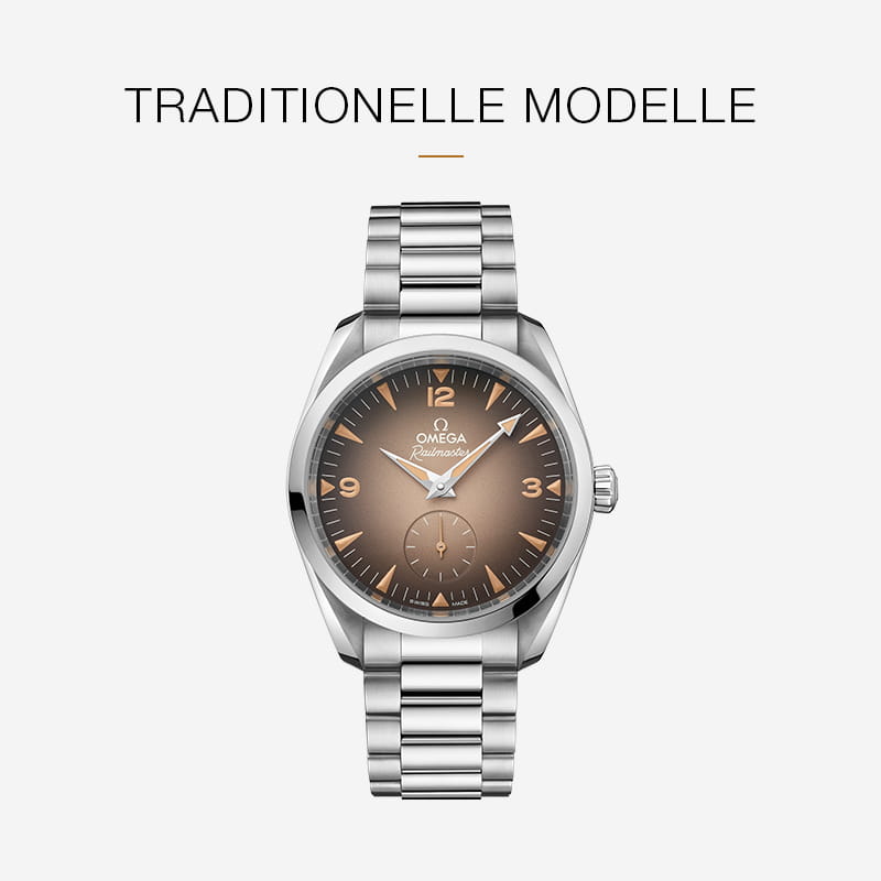Eine silberne OMEGA Seamaster-Armbanduhr mit braunem Zifferblatt und Edelstahlarmband ist auf einem hellen Hintergrund zentriert, darüber steht der Text TRADITIONELLE MODELLE".