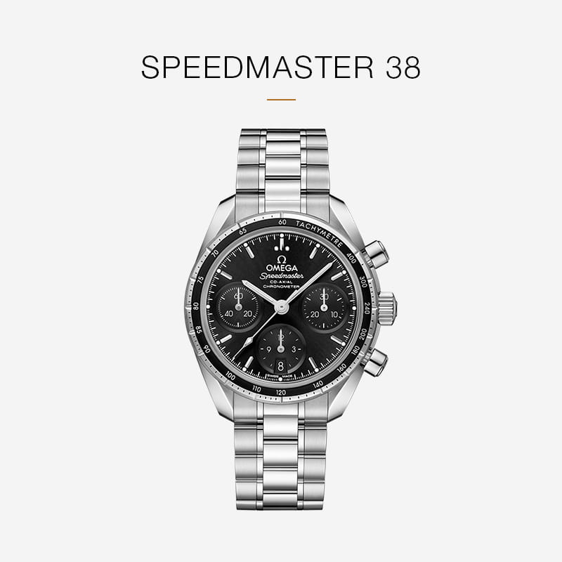 Eine Omega Speedmaster 38 Armbanduhr aus Edelstahl mit schwarzem Zifferblatt, drei Hilfszifferblättern und einem Metallgliederarmband wird vor einem schlichten weißen Hintergrund mit dem Text "Omega Speedmaster 38" gezeigt.