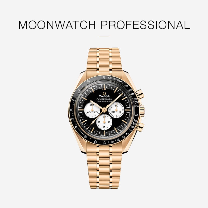 Eine goldene Omega Speedmaster Moonwatch Professional mit schwarzem Zifferblatt, drei Hilfszifferblättern und einem goldenen Metallarmband ist auf einem hellen Hintergrund unter dem Text "Omega Speedmaster Moonwatch Professional" zentriert.