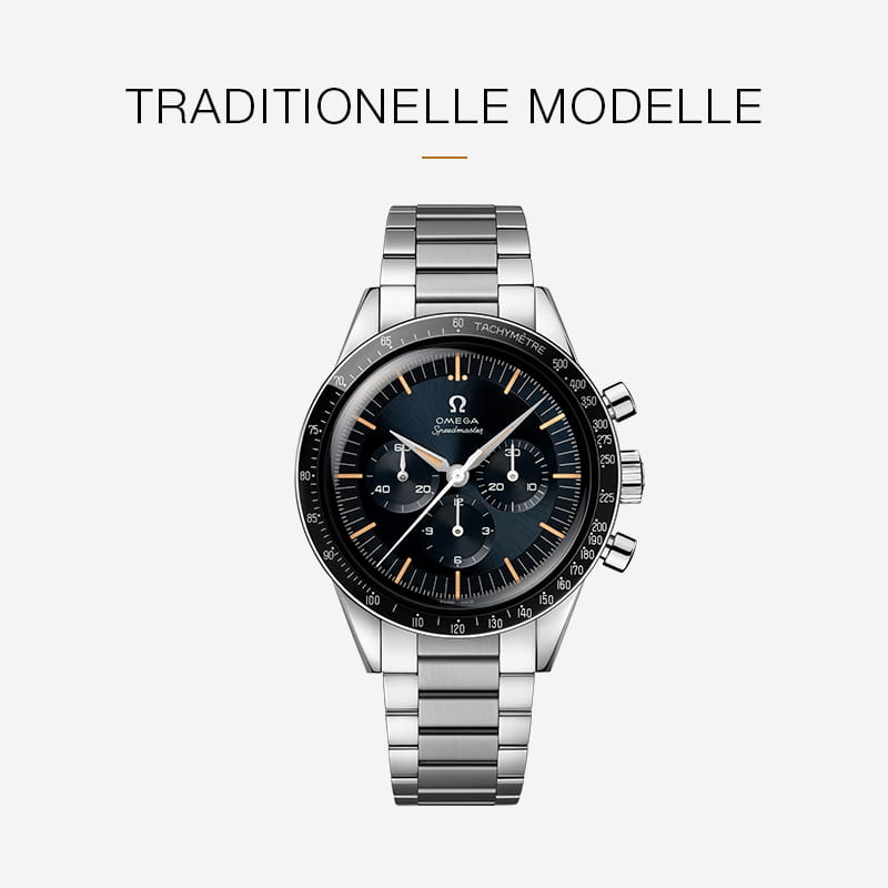 Eine Omega Speedmaster-Armbanduhr aus Edelstahl mit schwarzem Zifferblatt und Chronographenfunktionen, die auf der Vorderseite unter dem Schriftzug TRADITIONELLE MODELLE" auf hellem Hintergrund abgebildet ist, zeigt das ikonische Design der Omega Speedmaster-Uhren.