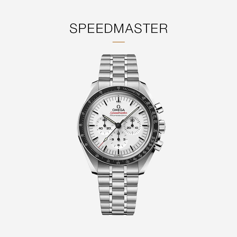 Eine OMEGA Speedmaster Uhr aus Edelstahl mit weißem Zifferblatt, drei Hilfszifferblättern, schwarzer Lünette und Metallarmband auf weißem Hintergrund mit dem Schriftzug SPEEDMASTER" darüber.