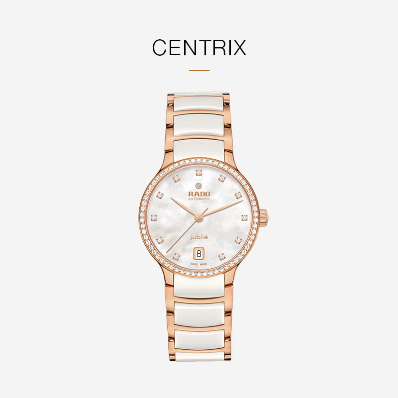 Eine Rado Centrix Uhr mit einem Armband aus Roségold und weißer Keramik, einer runden, mit Diamanten besetzten Lünette und einem weißen Perlmuttzifferblatt mit goldenen Zeigern und Indizes. Der Schriftzug "Rado CENTRIX" erscheint über der Uhr.