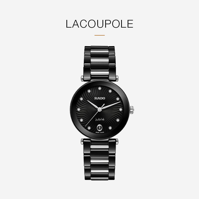 Eine schwarze Rado Jubile Uhr mit rundem Zifferblatt, diamantbesetzten Indexen, Datumsanzeige und schwarzem Metallgliederband wird auf weißem Hintergrund mit dem Wort "LACOUPLE" darüber gezeigt.