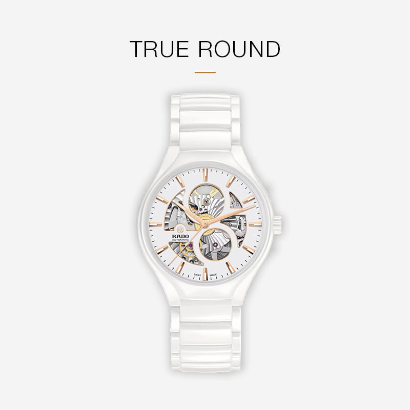 Eine Rado Armbanduhr aus weißer Keramik mit rundem Gehäuse, goldenen Details und einem sichtbaren skelettierten Zifferblatt wird auf einem hellgrauen Hintergrund mit dem Text "TRUE ROUND" darüber dargestellt.