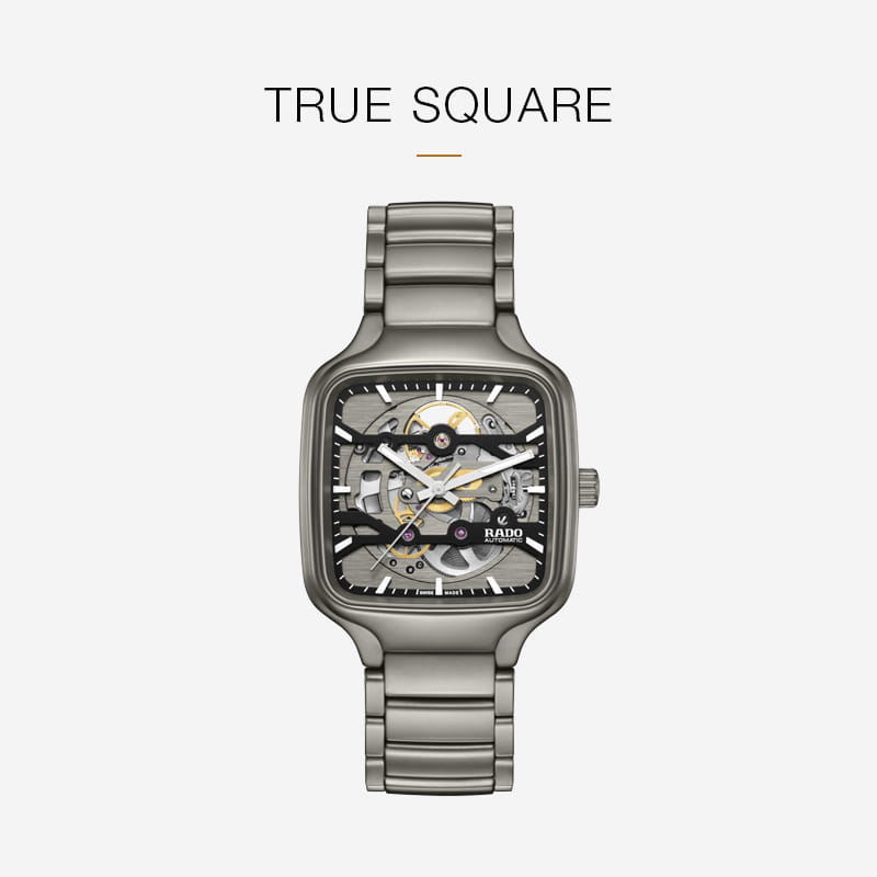 Eine quadratische, metallische Rado-Armbanduhr mit einem skelettierten Zifferblatt, das die inneren Zahnräder und Mechanismen offenbart. Die Uhr hat ein Metallgliederarmband und ist mit "Rado" beschriftet. Über der Uhr steht der Schriftzug "TRUE SQUARE".