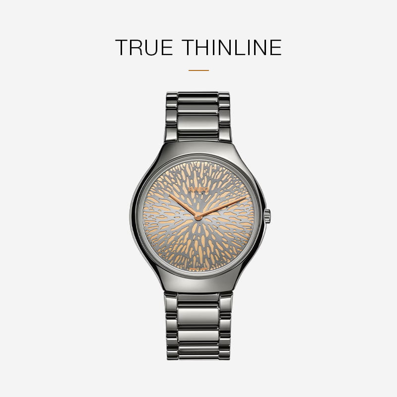 Eine silberne Rado-Armbanduhr mit Metallband und einem gemusterten Zifferblatt in Gold und Silber steht mittig unter dem Text "TRUE THINLINE" auf hellgrauem Hintergrund.