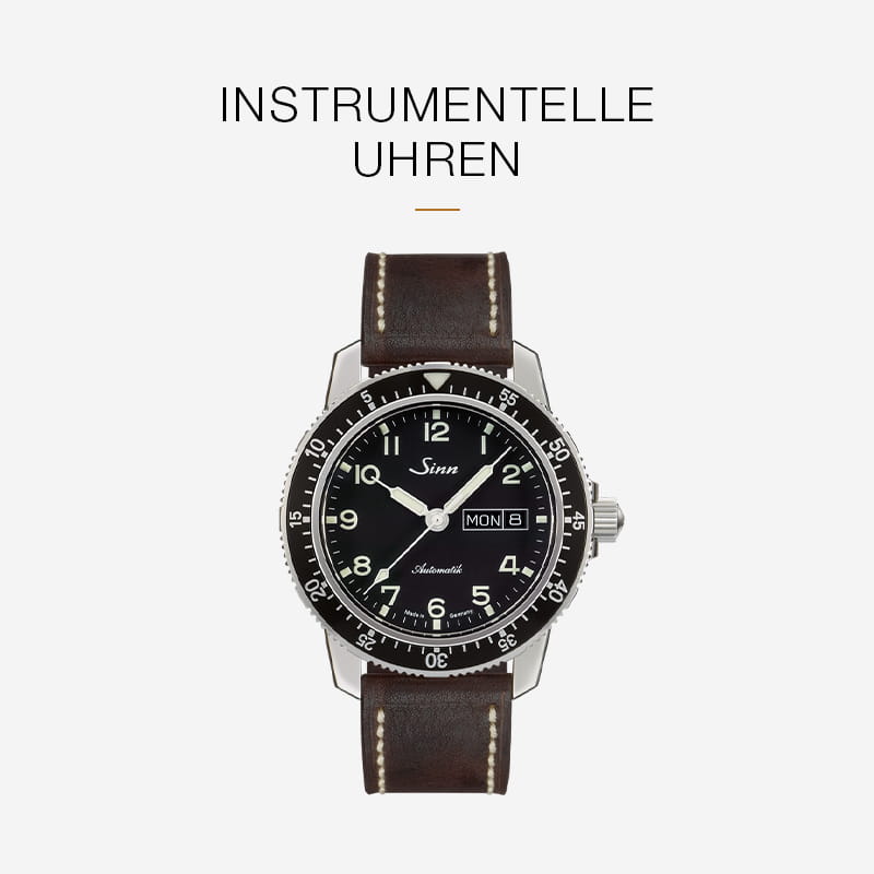 Eine Sinn Spezialuhren Armbanduhr mit schwarzem Zifferblatt, weißen Markierungen und einem braunen Lederarmband wird unter dem deutschen Text "INSTRUMENTELLE UHREN" auf hellem Hintergrund angezeigt.