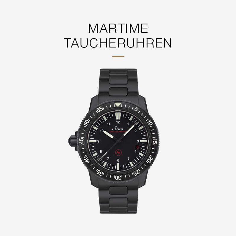 Eine schwarze Sinn Spezialuhren Taucheruhr mit drehbarer Lünette und fetten weißen Markierungen ist auf einem weißen Hintergrund abgebildet. Oberhalb der Uhr steht der Text: "MARITIME TAUCHERUHREN".