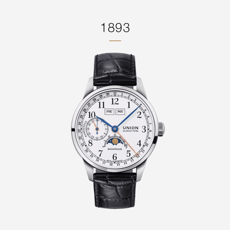 Eine klassische Union Glashütte-Armbanduhr mit weißem Zifferblatt, schwarzem Lederarmband, Datums- und Wochentagsanzeige, Mondphasenanzeige und der Jahreszahl 1893 auf dem Zifferblatt. Das berühmte "Union Glashütte"-Branding ziert das Zifferblatt.