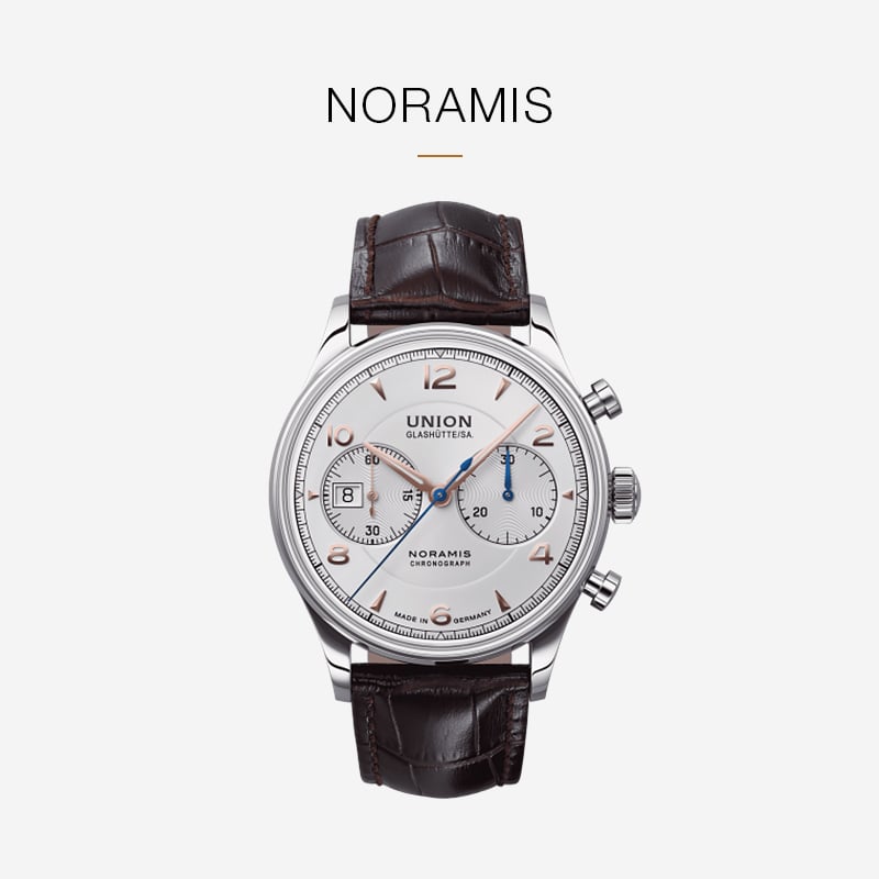 Eine silberne Union Glashütte Noramis Chronographenuhr mit weißem Zifferblatt, braunem Lederarmband und drei Ziffernblättern auf hellem Hintergrund mit dem Schriftzug "NORAMIS" und Union Glashütte darüber.