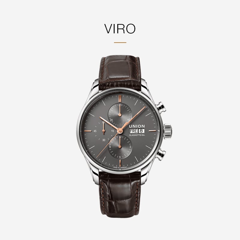 Eine Union Glashütte VIRO Armbanduhr mit braunem Lederarmband, grauem Zifferblatt, silbernem Gehäuse, drei Hilfszifferblättern und Datumsanzeige wird auf einem schlichten hellen Hintergrund mit der Aufschrift "Union Glashütte VIRO" gezeigt.