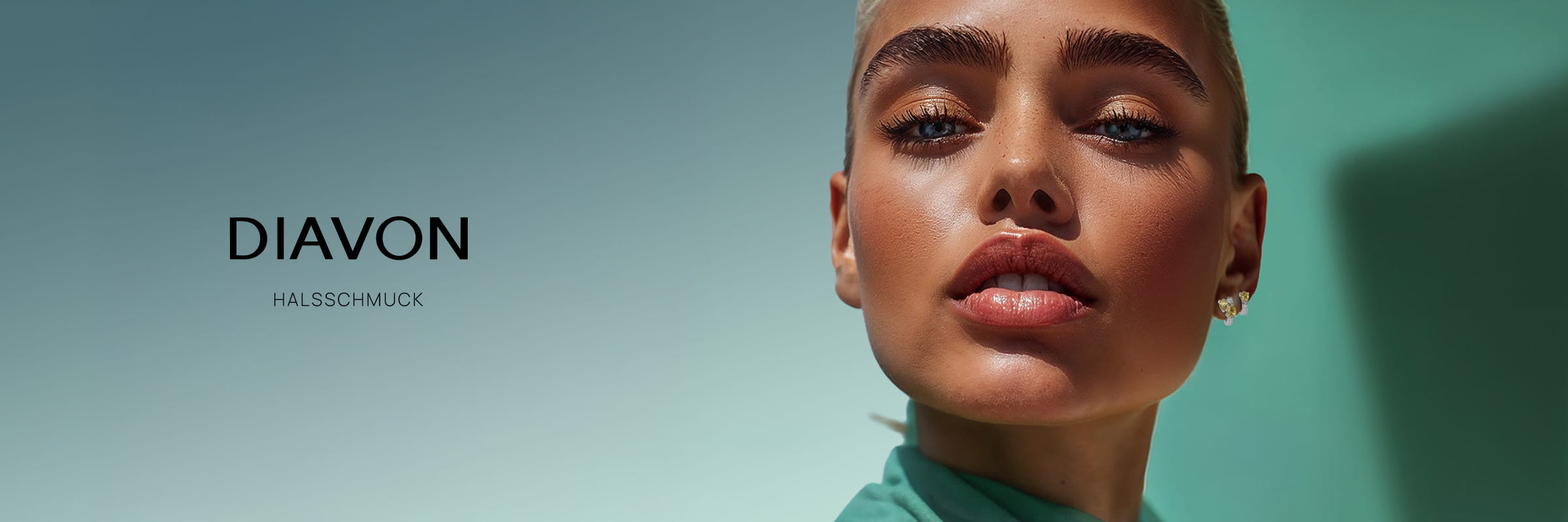 Eine Frau mit markanten Augenbrauen und glänzenden Lippen posiert vor einem grün-blauen Hintergrund und trägt funkelnde Ohrringe. Der Schriftzug "DIAVON HALSSCHMUCK" unterstreicht die Eleganz des Schmucks von Diavon halsschmuck.