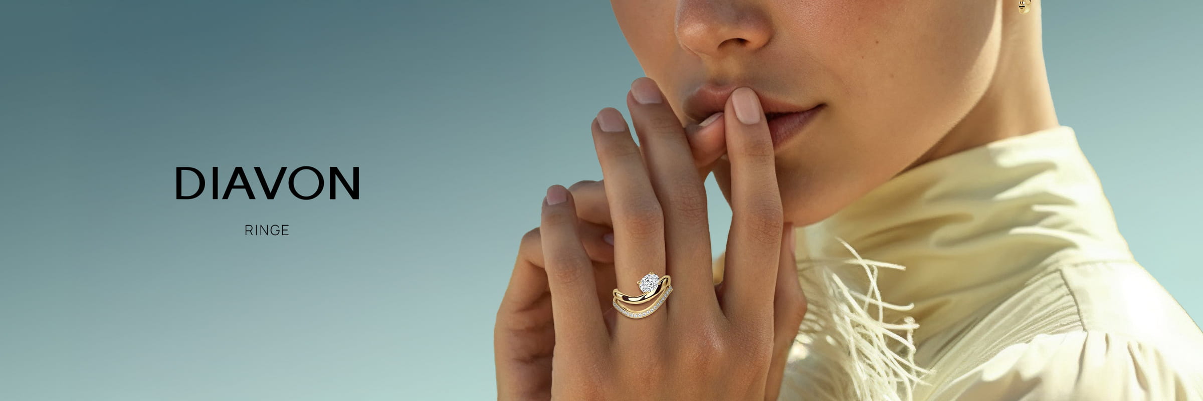 Eine Frau in einem cremefarbenen Oberteil berührt sanft ihre Lippen und zeigt einen eleganten Goldring von Diavon Ringe mit einem großen Diamanten. Der Text auf der linken Seite lautet "DIAVON RINGE" vor einem sanften blauen Hintergrund.