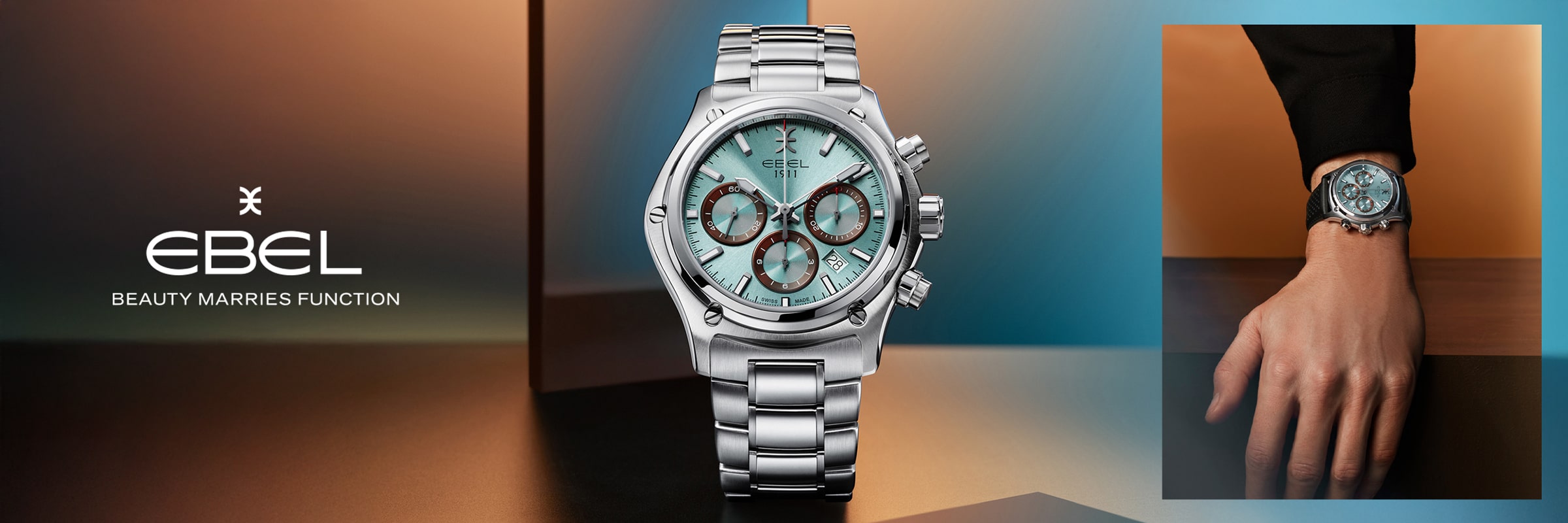 EBEL © 2026 Nahaufnahme einer silbernen Ebel-Chronographenuhr mit blauem Zifferblatt, die allein und an einem Handgelenk getragen wird. Der Hintergrund hebt warme Braun- und Blautöne hervor. Der Text lautet: "Ebel Schönheit heiratet Funktion.