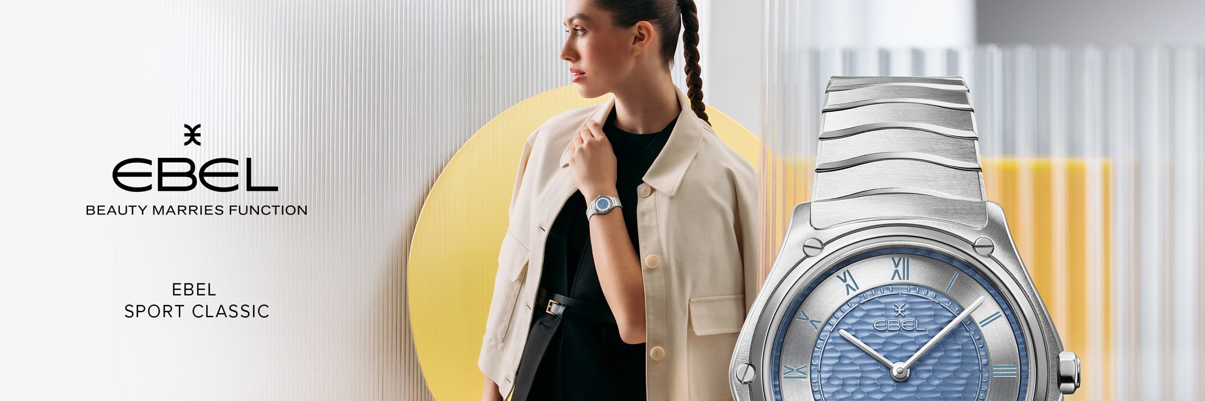Eine Frau mit einer hellen Jacke und einer EBEL-Uhr steht in der Nähe eines gelben Kreises. Neben ihr ist eine Nahaufnahme der Ebel Sport Classic Uhr mit blauem Zifferblatt zu sehen. Das EBEL-Logo und der Slogan "Beauty Marries Function" sind zu sehen.