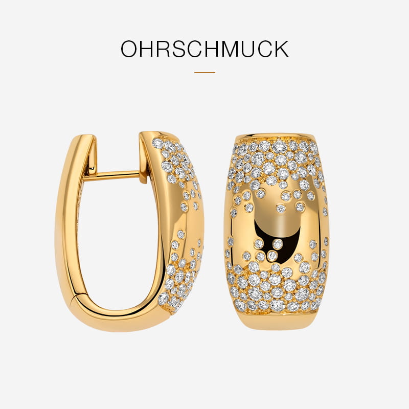 Zwei goldene, mit kleinen, funkelnden Diamanten besetzte Creolen von Fope sind auf weißem Grund mit dem Schriftzug "Ohrschmuck" versehen.