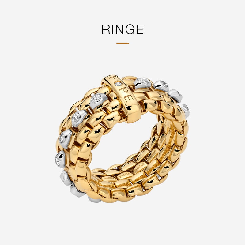 Ein goldener Fope-Ring mit einem geflochtenen Muster, akzentuiert durch kleine diamantähnliche Steine und einen horizontalen Goldbalken mit der Gravur "HOPE". Der Hintergrund ist einfarbig weiß, mit dem Wort "RINGE" oberhalb des Rings.