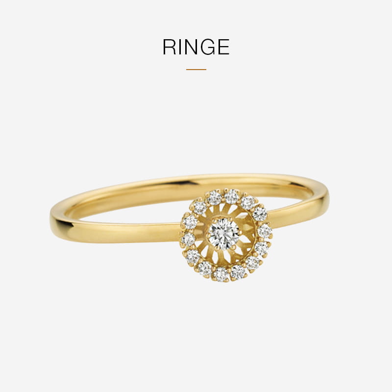 Ein zarter Goldring von Jörg Heinz mit einem runden, blumenartigen Cluster aus kleinen Diamanten, die einen zentralen Diamanten auf einem schlichten Band umschließen, auf weißem Hintergrund.