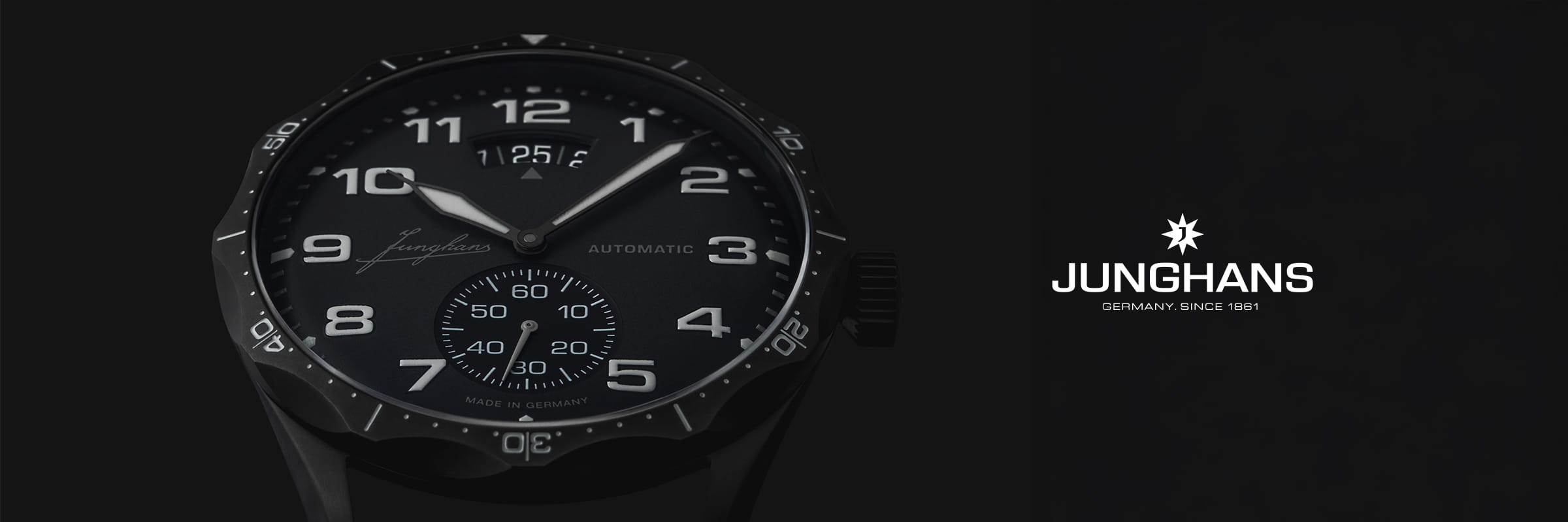 JUNGHANS © 2026 Nahaufnahme einer schwarzen Junghans-Automatik-Armbanduhr mit großen weißen Ziffern, Leuchtzeigern und einem kleinen Sekundenzifferblatt. Auf der rechten Seite sind das ikonische Junghans-Logo und "Germany since 1861" zu sehen.