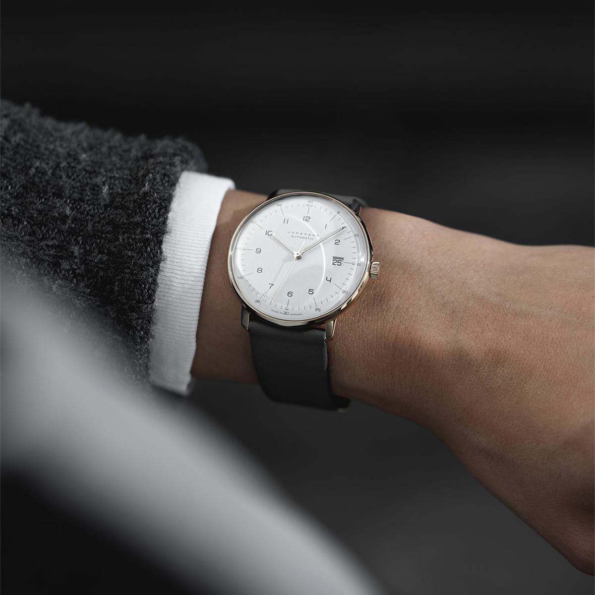 JUNGHANS © 2026 Eine Person trägt eine Junghans Max Bill Uhr.