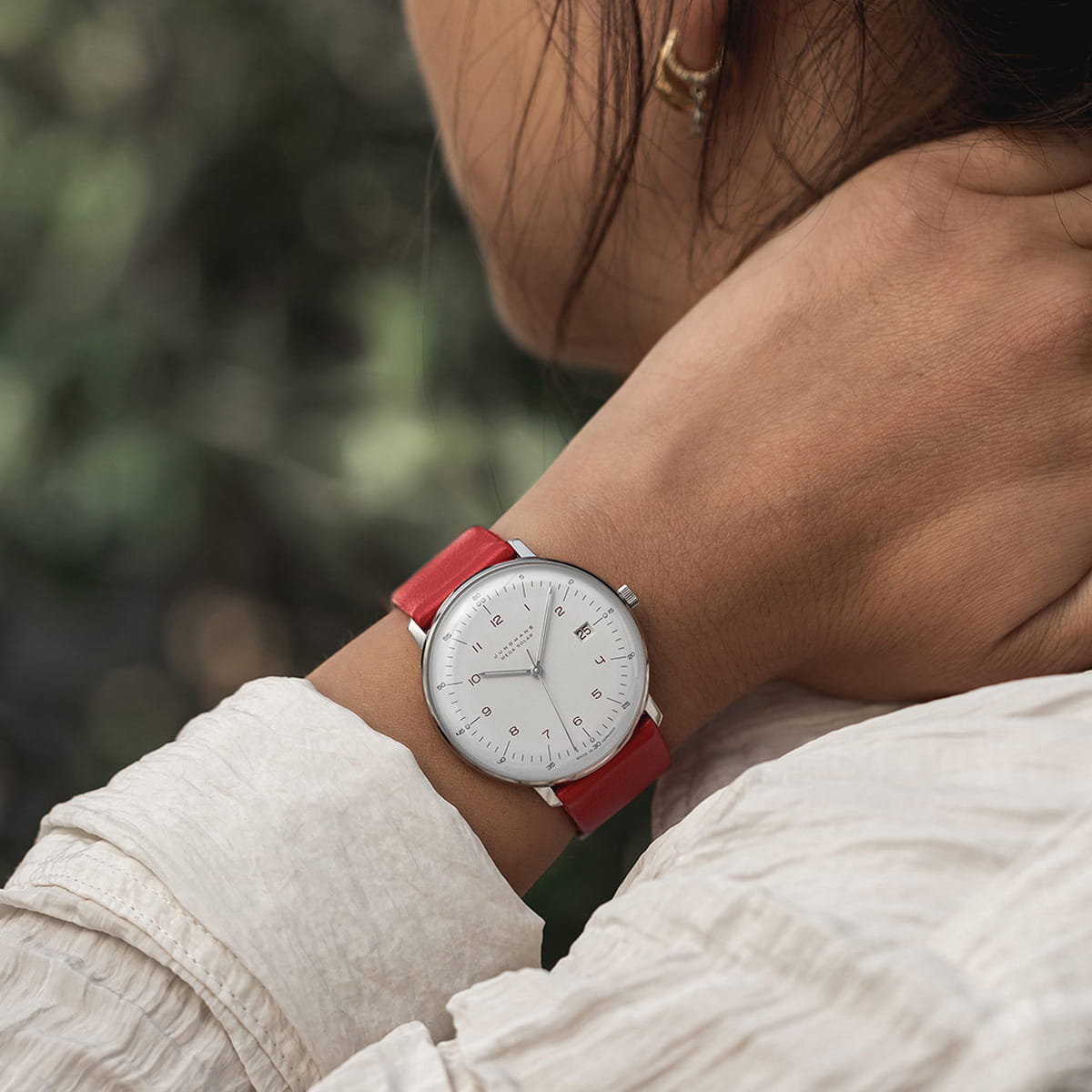 Eine Frau trägt eine Junghans Max Bill Funk & Solar Uhr.