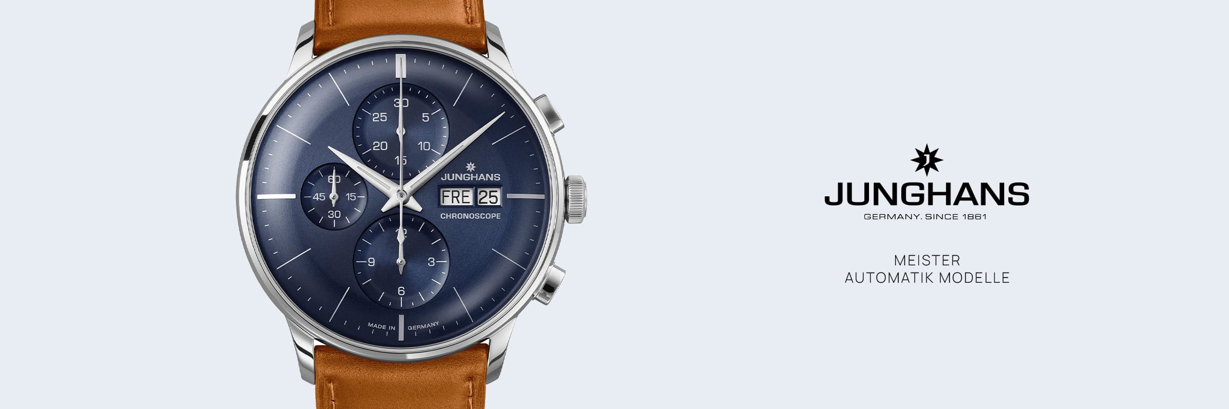 JUNGHANS © 2026 Eine Junghans Meister Automatik Chronoscope Uhr mit blauem Zifferblatt, drei Hilfszifferblättern und einem braunen Lederarmband ist auf einem hellen Hintergrund abgebildet. Auf der rechten Seite erscheinen das Junghans-Logo und der Text "Meister Automatik Modelle".