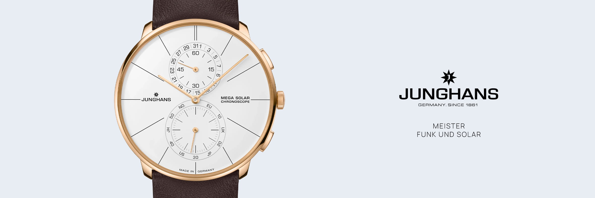 Eine Junghans Meister Funk und Solar Uhr mit einem goldenen Gehäuse, braunem Lederarmband, weißem Zifferblatt und mehreren Ziffernblättern. Das Junghans-Logo und der Schriftzug "Meister Funk und Solar" sind auf der rechten Seite eines hellen Hintergrunds abgebildet.