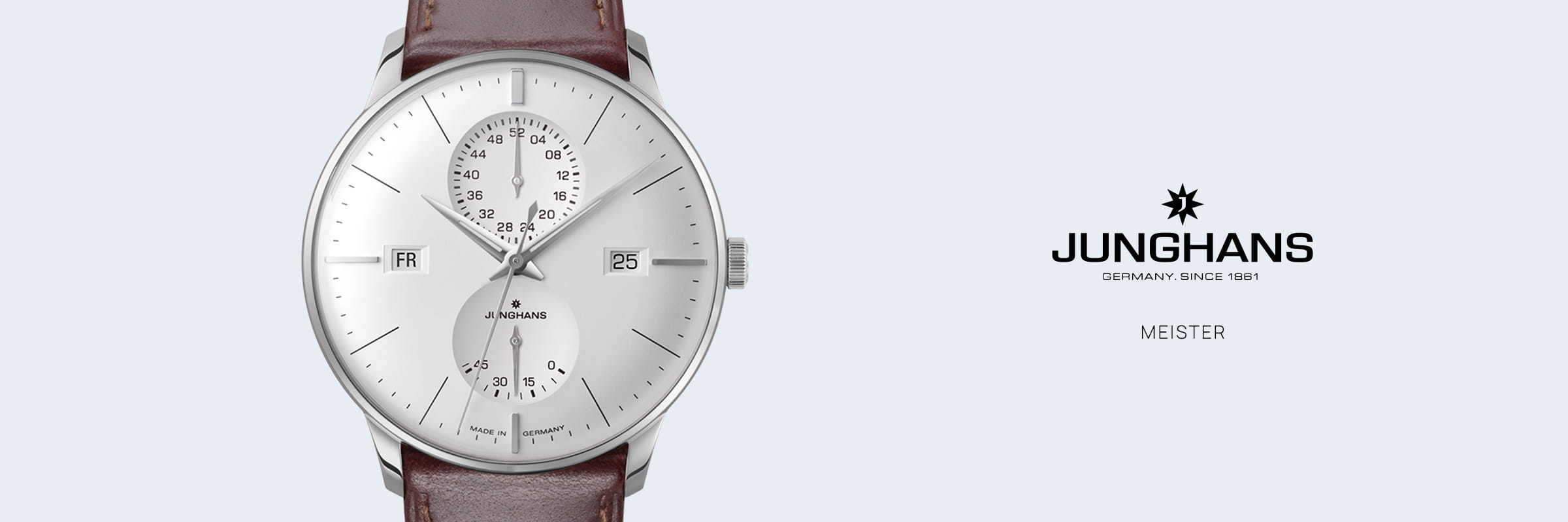 Eine Junghans Meister Kollektion Armbanduhr mit silbernem Zifferblatt, braunem Lederarmband, Datumsanzeige und minimalistischem Design. Das Junghans-Logo und "GERMANY. SINCE 1861" sind auf der rechten Seite vor einem hellen Hintergrund zu sehen.