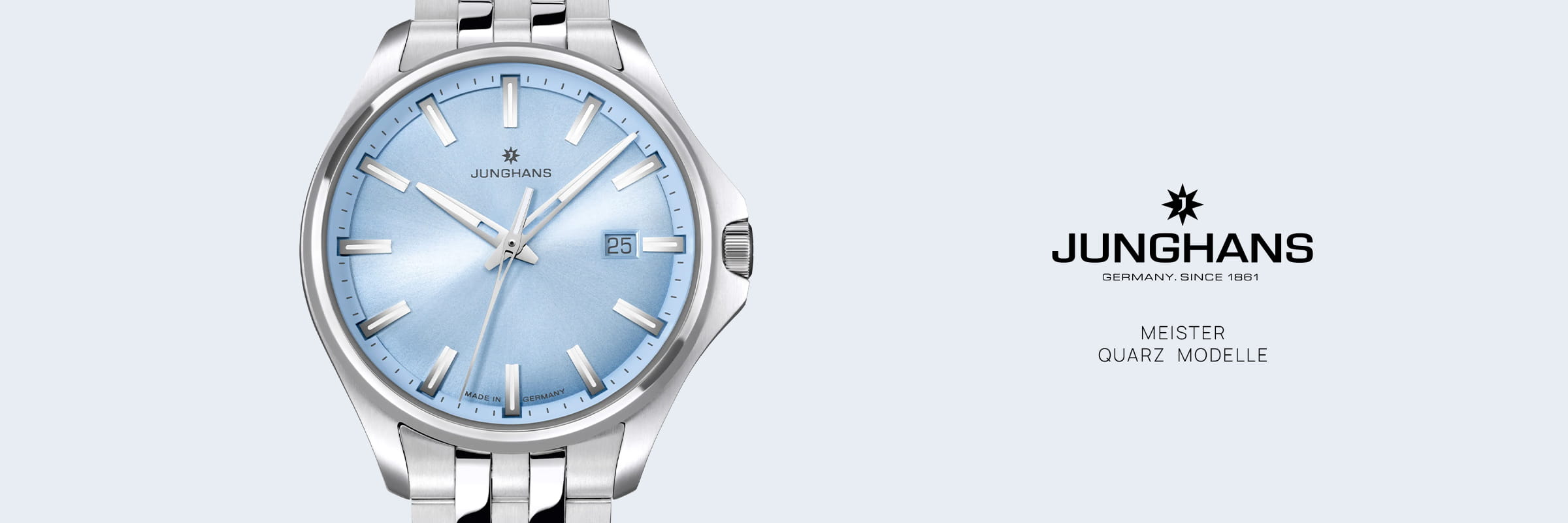 JUNGHANS © 2026 Eine Junghans Meister Quarz Armbanduhr mit einem hellblauen Zifferblatt, silbernen Stundenmarkierungen und Datumsanzeige. Die Uhr ist an einem Metallband mit Junghans Logo und Branding auf hellgrauem Hintergrund abgebildet.