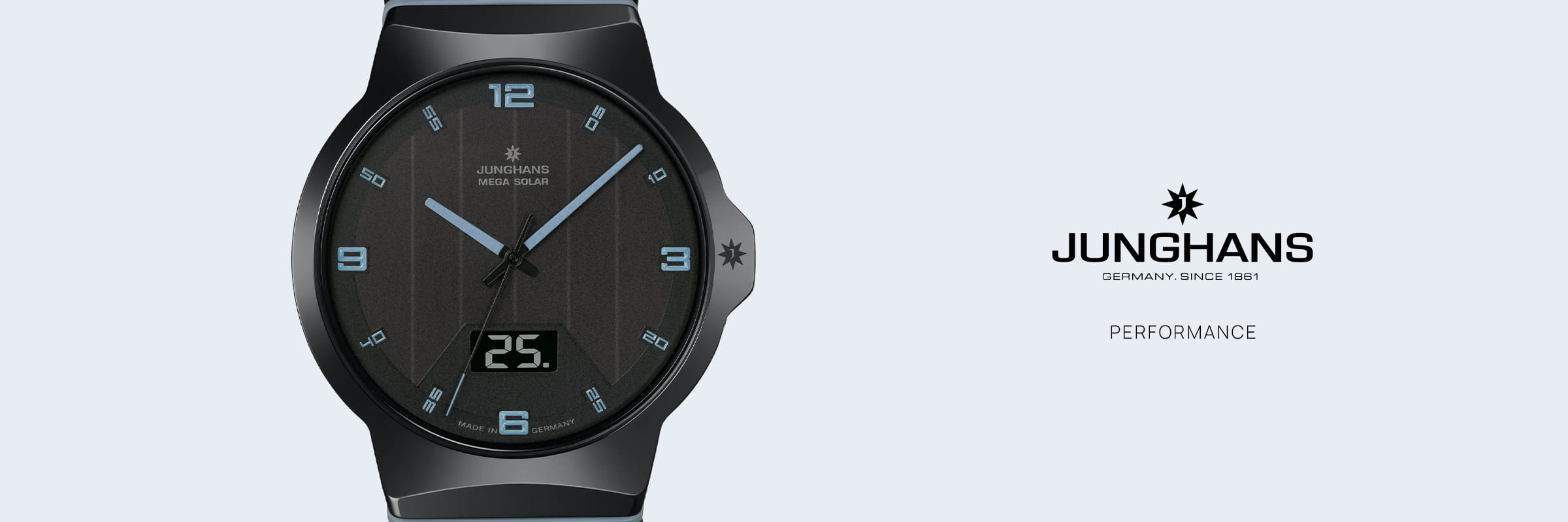 Juwelier-Wagner-Madler-Schmuck-und-Uhren-Mainz-Junghans-Kollektion-Performance-Headerbild Junghans Performance Mega Solar Armbanduhr mit schwarzem Zifferblatt, blauen Indexen und einer Digitalanzeige auf der 6-Uhr-Position. Das Junghans-Logo und der Text "PERFORMANCE" sind auf hellem Hintergrund zu sehen.