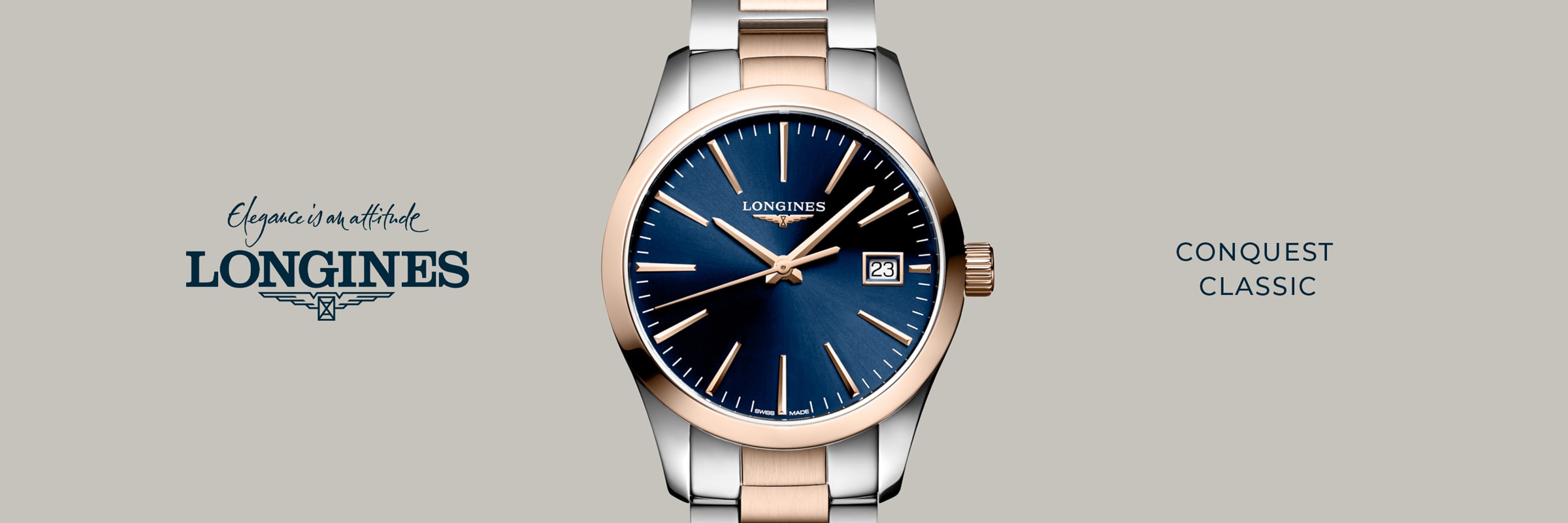 Eine Longines Conquest Classic Armbanduhr mit blauem Zifferblatt, goldenen Indexen und Datumsanzeige wird an einem zweifarbigen Gold- und Silberarmband präsentiert. Das Longines-Logo und der Slogan befinden sich neben der Uhr auf einem hellen Hintergrund.