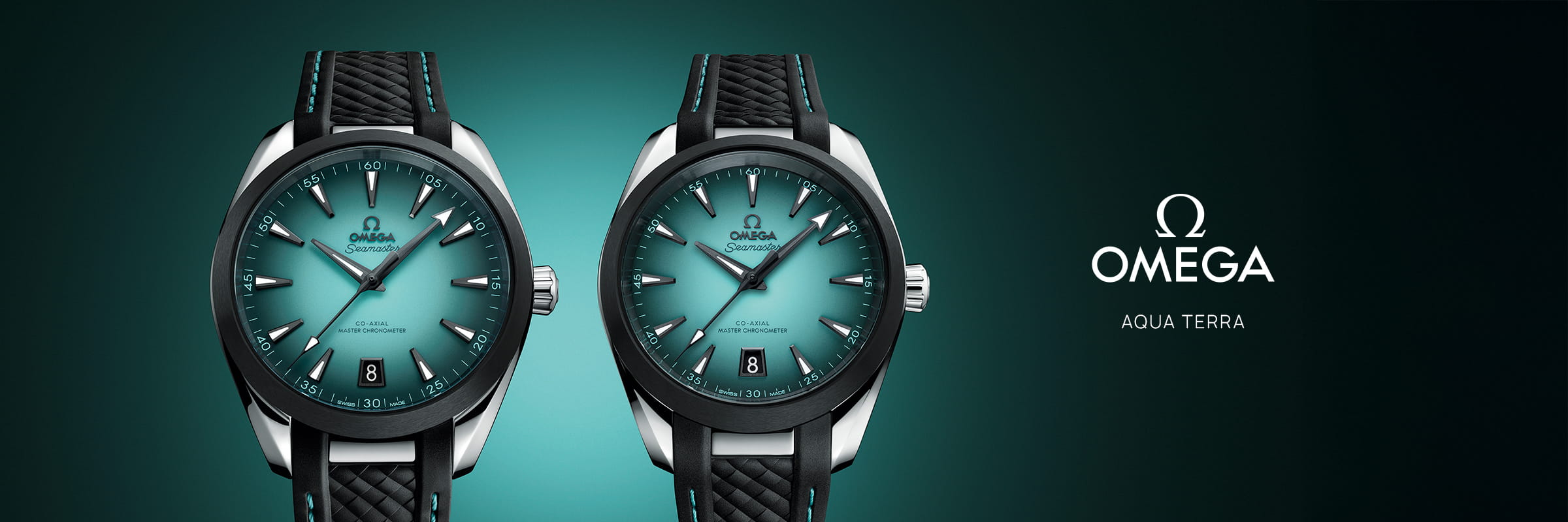 Zwei OMEGA-Aqua-Terra-Uhren mit türkisfarbenem Zifferblatt und schwarzem, strukturiertem Armband sind auf einem Hintergrund mit blaugrünem Farbverlauf zu sehen, begleitet vom Omega-Logo und dem Text Aqua Terra" auf der rechten Seite.