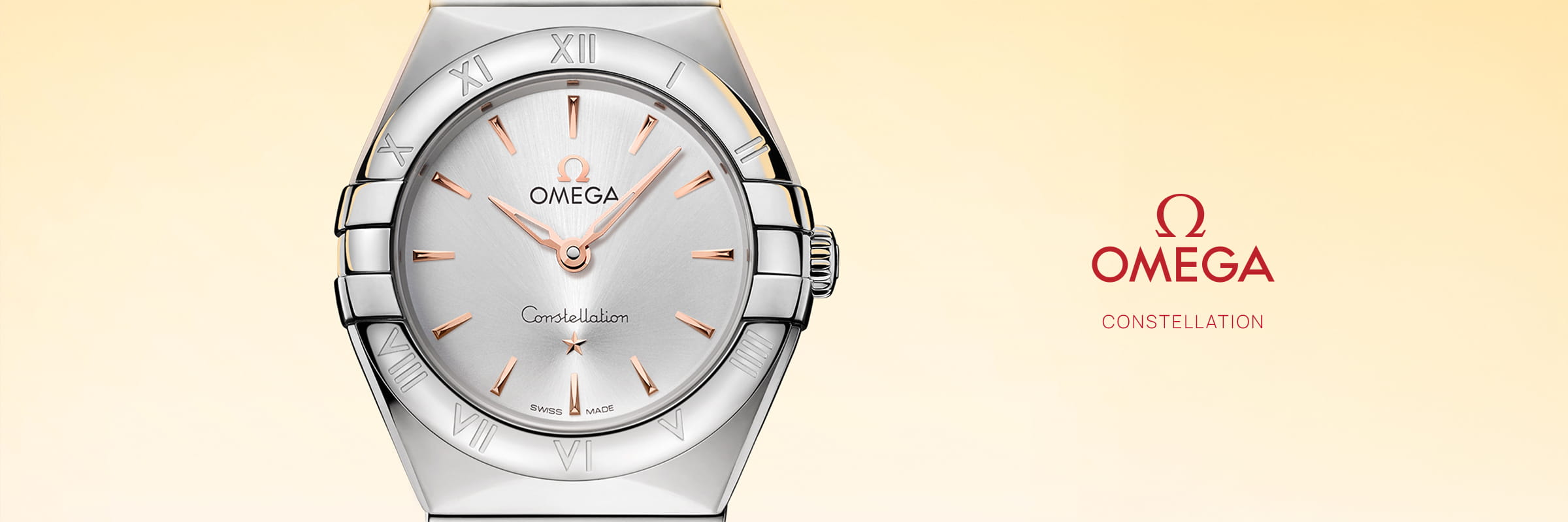 OMEGA © 2026 Eine silberne OMEGA Constellation Armbanduhr mit rundem Zifferblatt, roségoldenen Stundenmarkierungen und römischen Ziffern wird auf einem hellen Hintergrund mit Farbverlauf dargestellt. Das OMEGA-Logo und das Wort "Constellation" erscheinen auf der rechten Seite.