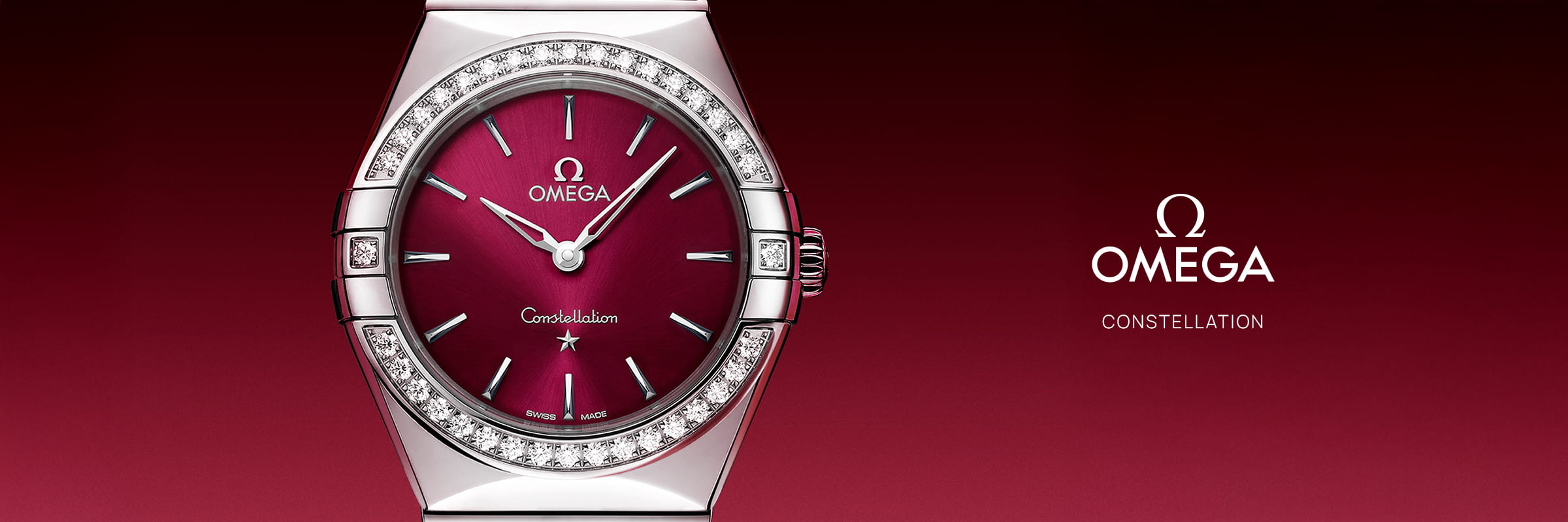 Nahaufnahme einer OMEGA Constellation Uhr mit rotem Zifferblatt, diamantbesetzter Lünette und silbernen Indexen vor einem roten Hintergrund mit Farbverlauf, auf dem das Omega-Logo und der Text "Constellation" auf der rechten Seite zu sehen sind.