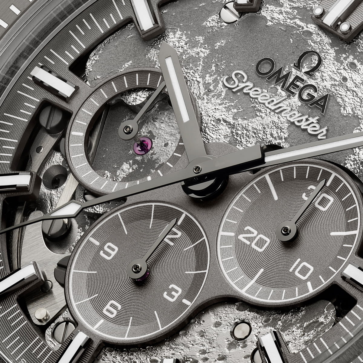 Nahaufnahme des Zifferblatts einer OMEGA Speedmaster Dark Side of the Moon mit detaillierten Chronographenzifferblättern, einem Hintergrund mit Mondoberfläche und markanten Zeigern mit sichtbaren Markierungen und Omega-Branding.