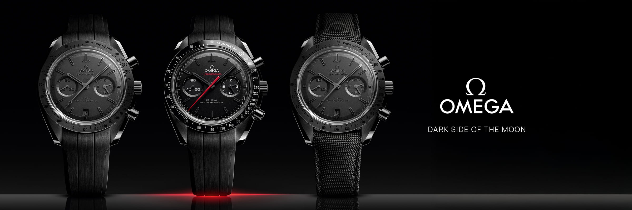 Drei luxuriöse schwarze OMEGA Dark Side of the Moon-Armbanduhren sind auf einem dunklen Hintergrund abgebildet, mit dem Omega-Logo und dem Text "DARK SIDE OF THE MOON" auf der rechten Seite des Bildes.