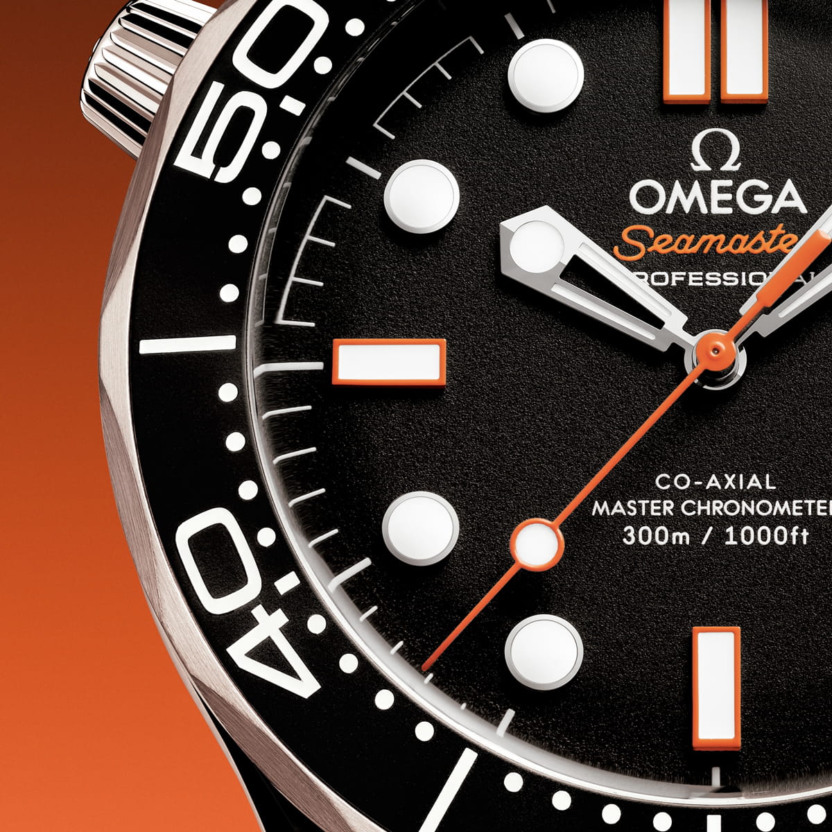 Nahaufnahme des Zifferblatts einer Omega Diver 300M Seamaster Professional mit kräftigen weißen Stundenmarkierungen, orangefarbenen Akzenten auf den Zeigern und Markierungen und einer drehbaren Lünette mit großen Zahlen. Der Hintergrund geht von Orange zu Schwarz über.