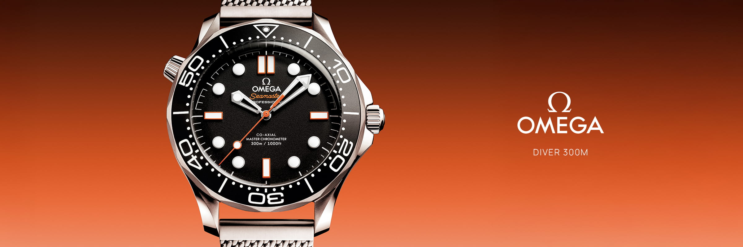 Eine Nahaufnahme einer Omega Diver 300M Uhr mit schwarzem Zifferblatt, weißen Akzenten und Metallarmband auf einem orangefarbenen Hintergrund mit dem Omega-Logo und dem Text "Diver 300M" auf der rechten Seite.