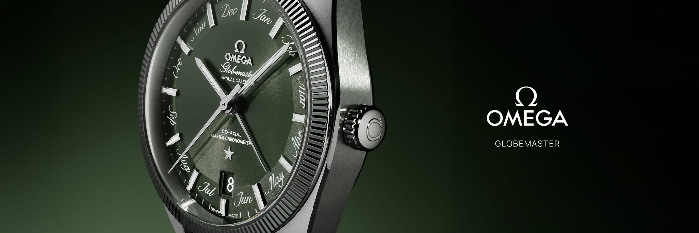 OMEGA © 2026 Nahaufnahme einer OMEGA-Globemaster-Uhr mit grünem Zifferblatt und silbernen Stundenmarkierungen vor einem grünen Hintergrund mit Farbverlauf. Das OMEGA-Logo und der Text "Globemaster" erscheinen auf der rechten Seite.