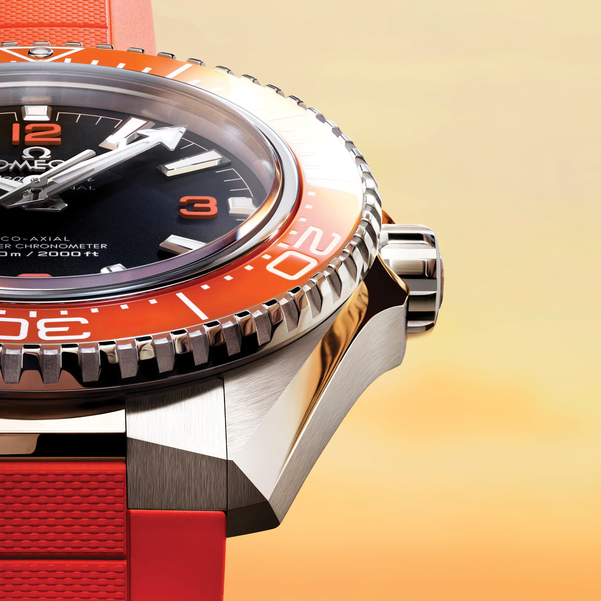 Nahaufnahme einer luxuriösen OMEGA Planet Ocean Armbanduhr mit leuchtend orangefarbener Lünette und rotem Armband vor einem warmen, gelb-orangefarbenen Hintergrund. Das Zifferblatt zeigt fette weiße Ziffern und komplizierte Details.