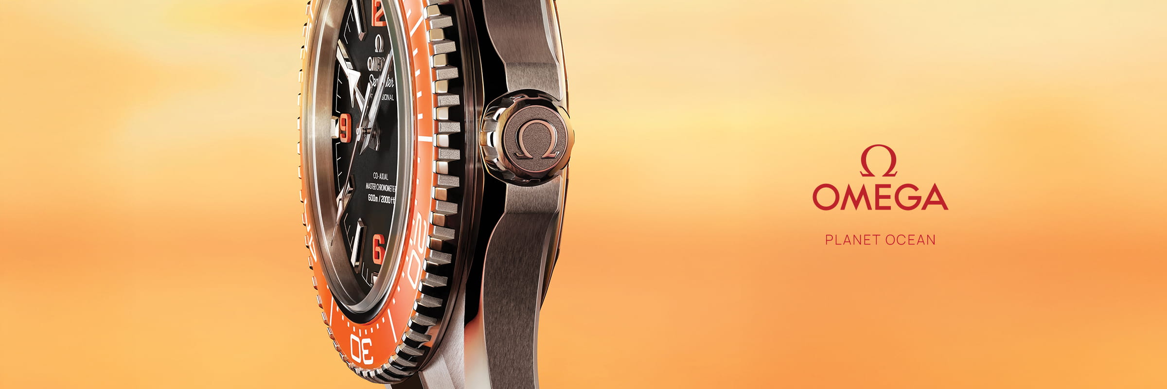Seitliche Nahaufnahme einer OMEGA Planet Ocean Uhr mit orangefarbener Lünette und Krone vor einem warmen orangefarbenen Hintergrund. Das OMEGA-Logo und der Text "Planet Ocean" erscheinen auf der rechten Seite.