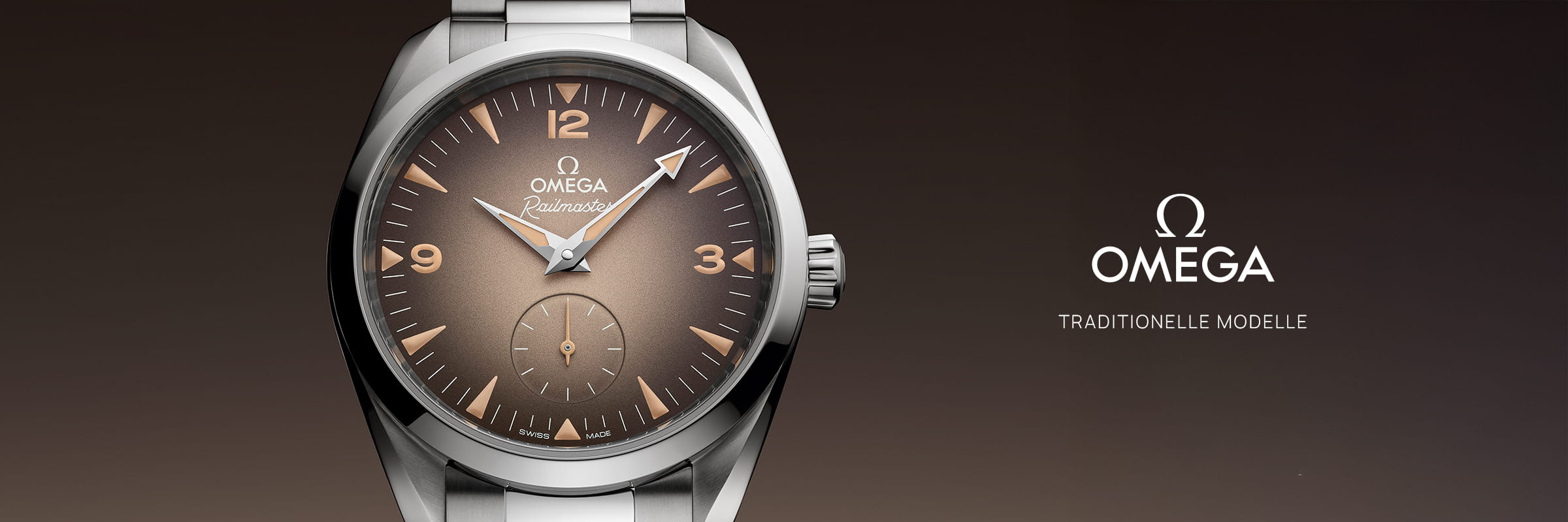 OMEGA © 2026 Nahaufnahme einer OMEGA Seamaster Heritage-Armbanduhr mit braunem Zifferblatt, silbernem Gehäuse und goldenen Indexen vor einem Hintergrund mit braunem Farbverlauf. Das Omega-Logo und der Text "Traditionelle Modelle" sind auf der rechten Seite zu sehen.